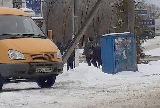 Юные вандалы забросали камеры наблюдения снегом и бутылками