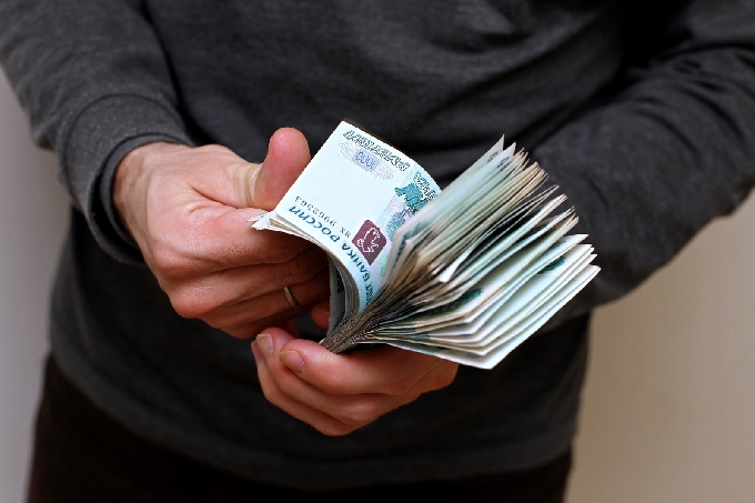 Саратовец обворовал соседа и потратил деньги на проституток