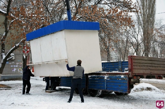 Приставы убедили предпринимателя снести незаконный торговый павильон