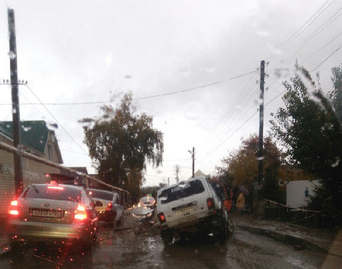 В Саратове ещё один автомобиль угодил в дорожную яму 
