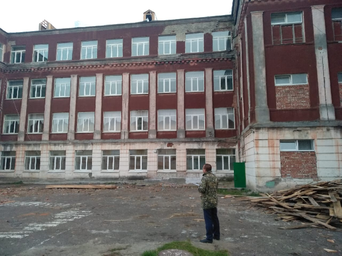 Молодой кровельщик разбился, упав с крыши лицея 