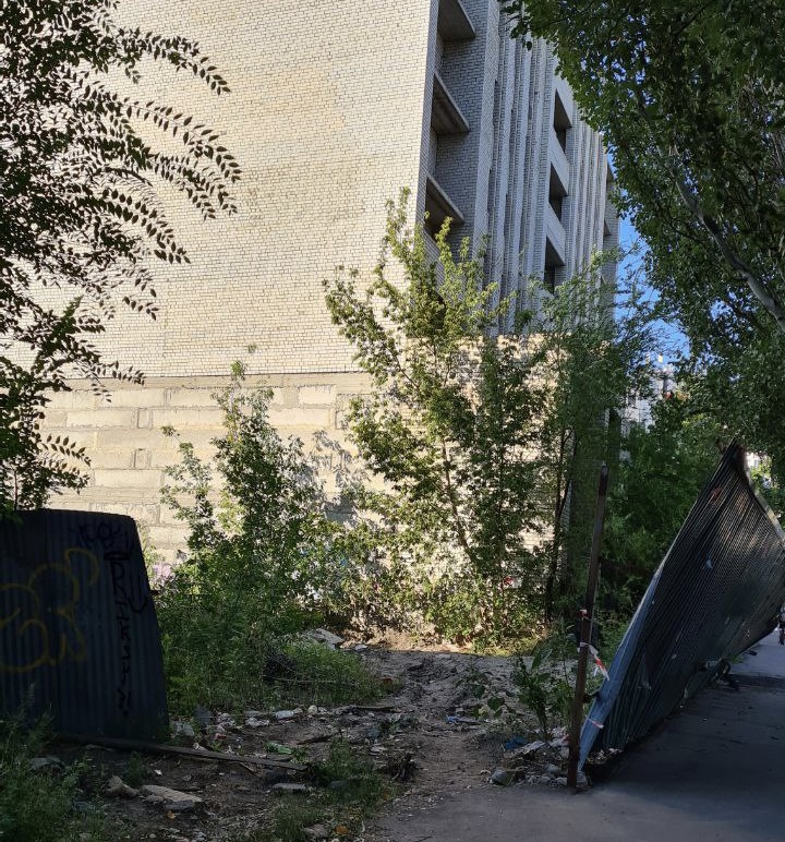 Саратовцы опасаются травм на открытой площадке долгостроя