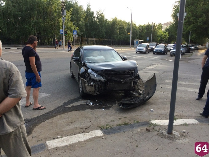 Девушка ударилась о лобовое стекло в ДТП с 2 иномарками