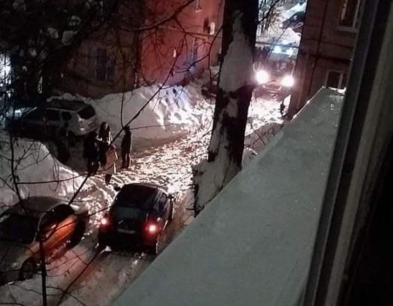 Сотрудника УК осудили за падение на женщину глыбы льда