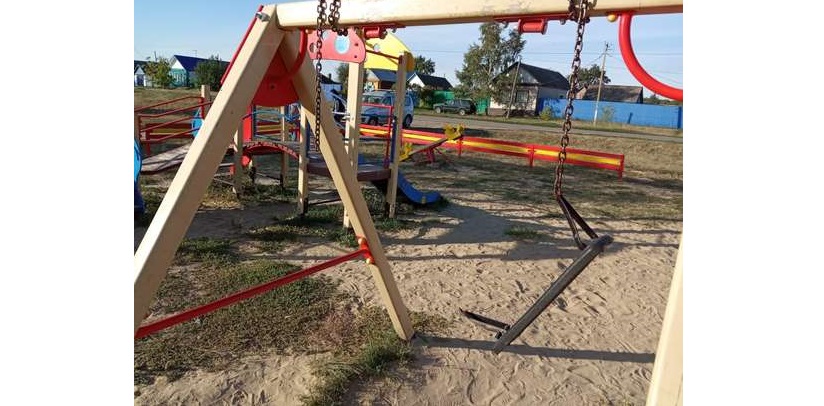 Вандалы разгромили детскую площадку в райцентре Саратовской области