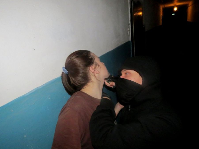 В подъезде грабитель напал на 15-летнюю девочку