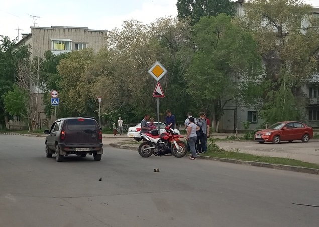 Подросток без прав на мотоцикле протаранил иномарку 