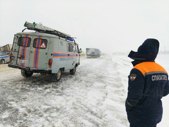 В одном месте на трассе в кювет после автобуса вылетела фура «Магнита» 