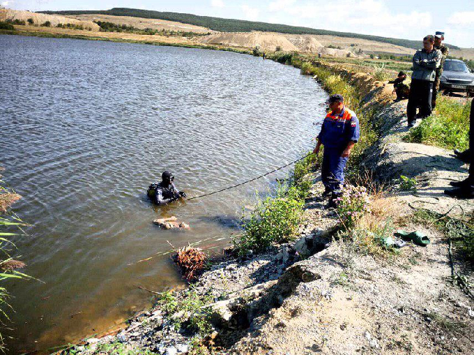 Водолазы достали тело любовника найденной в пруду женщины