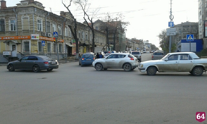 В центре Саратова автоледи на иномарках устроили ДТП