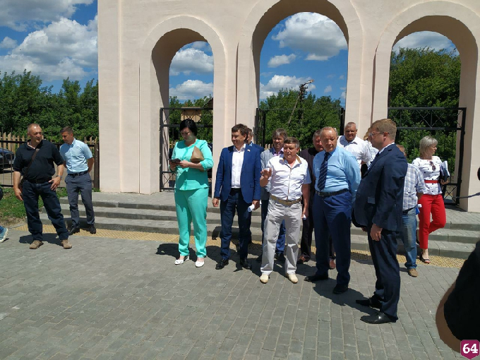 Губернатор поддержал идею реконструкции стадиона в Петровске 