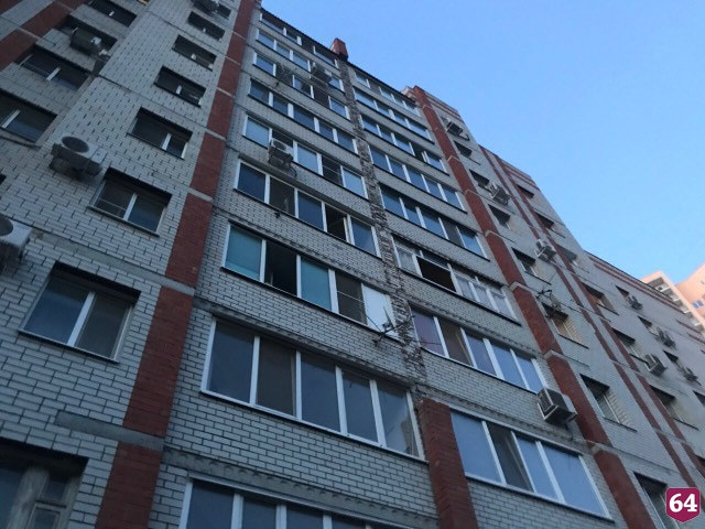 В Саратове обрушился фасад 10-этажного дома