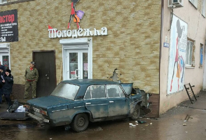 Автомобиль с мертвым водителем сбил женщину и врезался в дом