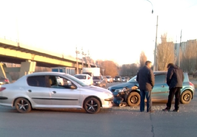 В столкновении французских иномарок под мостом пострадали 2 автоледи