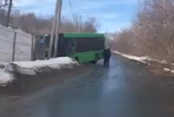 В Саратове автобус на скользкой дороге врезался в забор 