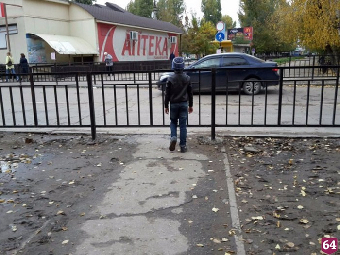 Жители Энгельса возмущены установленной поперек пешеходной дорожки оградой