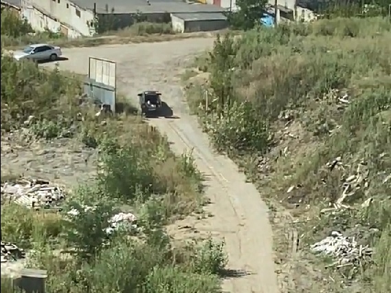 В Саратове территорию у нового детсада завалили мусором