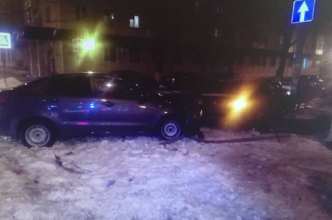 В центре Саратова сбитый иномаркой дорожный знак придавил пешеходов 