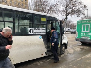 Полицейские выявили в Саратове 4 небезопасных автобуса