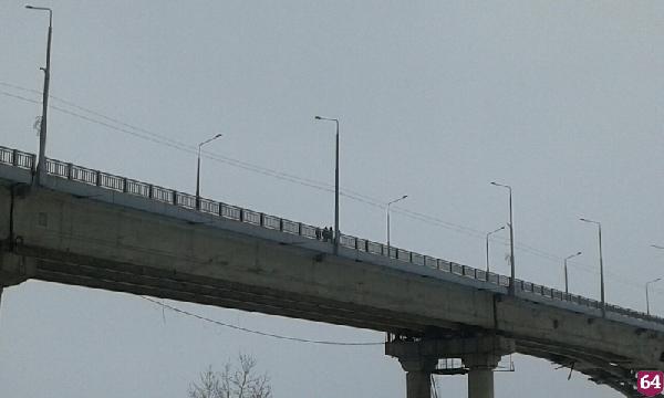 С моста «Саратов-Энгельс» спрыгнул мужчина