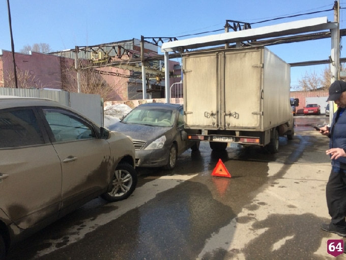 В Саратове водитель «Газели» задним ходом врезался в «Ниссан» 