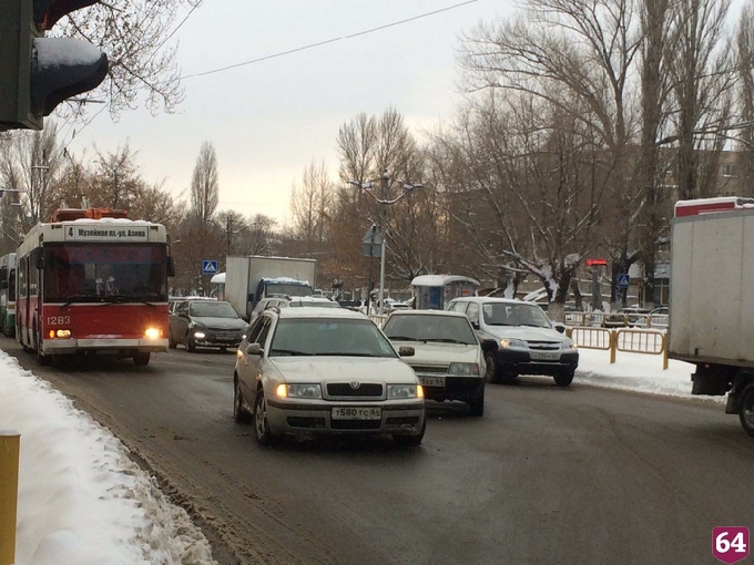На Энтузиастов из-за дорожной аварии встали троллейбусы
