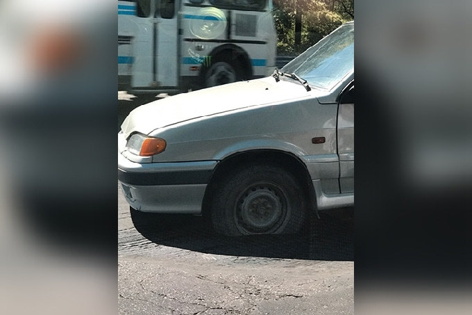В Балакове автомобиль увяз в расплавленном асфальте