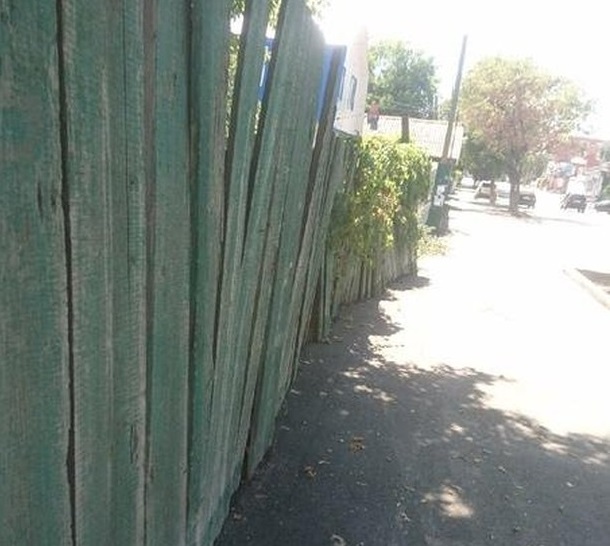 Труженице тыла при ремонте тротуаров сломали забор