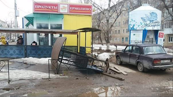 Под Саратовом вандалы разрушили уличные прилавки