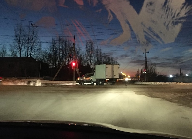 Горожане рассказали об опасном съезде с моста и ДТП 