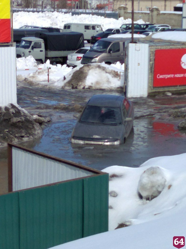 Водитель утопил машину во дворе Заводского района