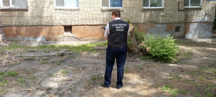 В Саратове двухлетний мальчик выпал из окна общежития
