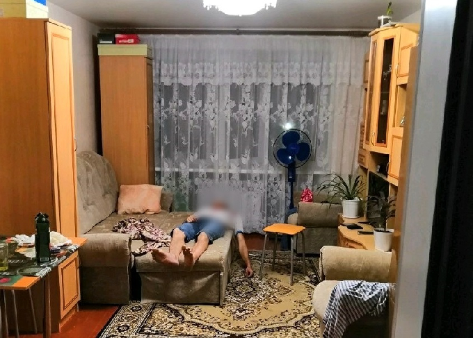 Мертвец на диване не лишил жительницу Саратова желания выпить 