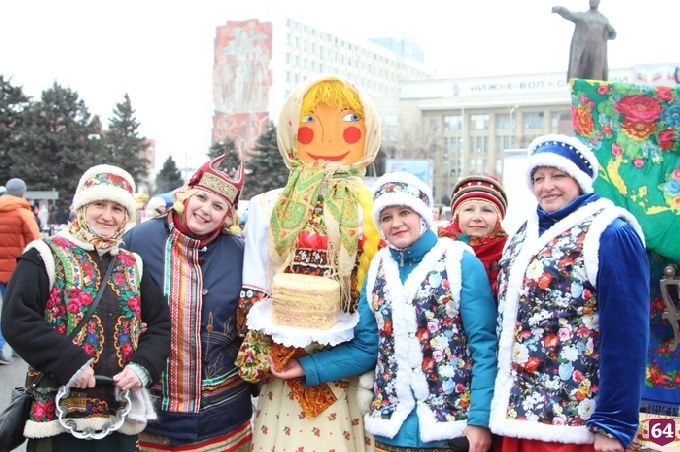 В центре Саратова зиму проводили с танцами и блинами