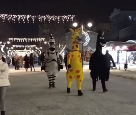 В центре Саратова «кони» выпрашивают деньги у прохожих