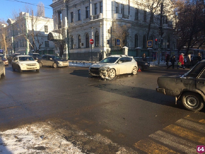 На Вольской дорогу не поделили водители двух иномарок 
