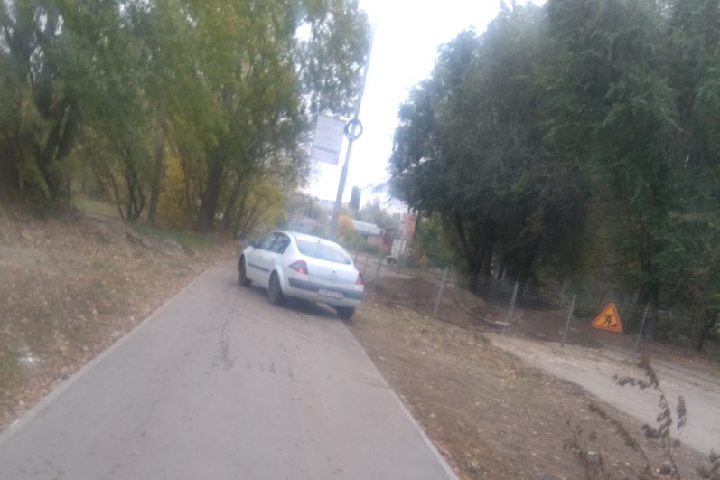 В Саратове автохамы ездят по тротуару и сигналят пешеходам