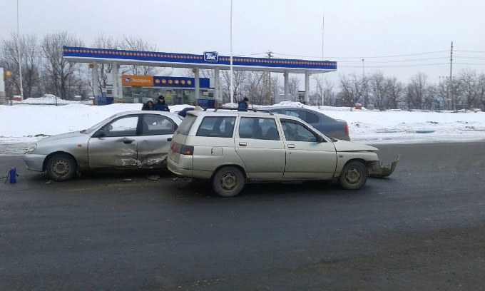 На Ново-Астраханском шоссе произошла тройная авария 