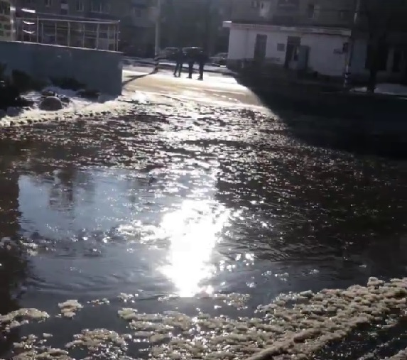 Горожане собрались на рыбалку у затопленного торгового центра