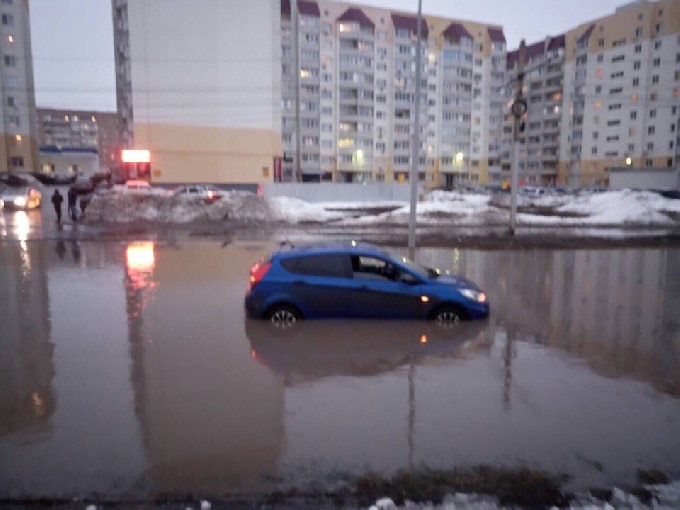 В «озере» на Блинова несколько автомобилей получили гидроудар 