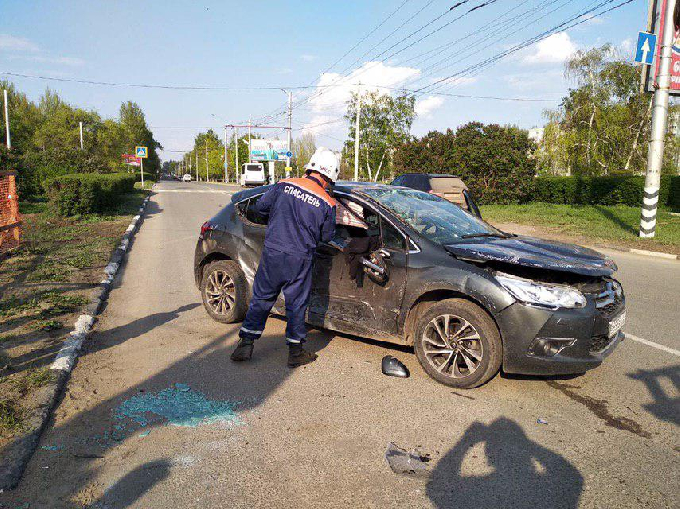 В столкновении иномарок пострадала девушка