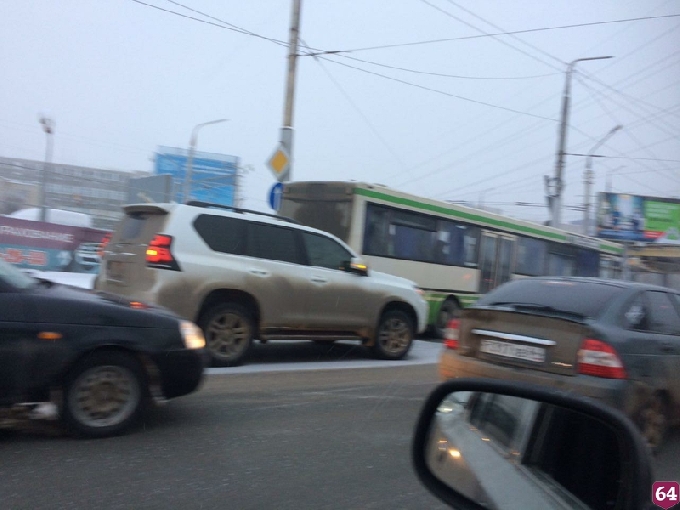 В Саратове ДТП с автобусом спровоцировало пробку на 3-й Дачной