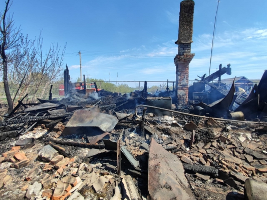Под Саратовом мужчина не смог спасти на пожаре сожительницу 