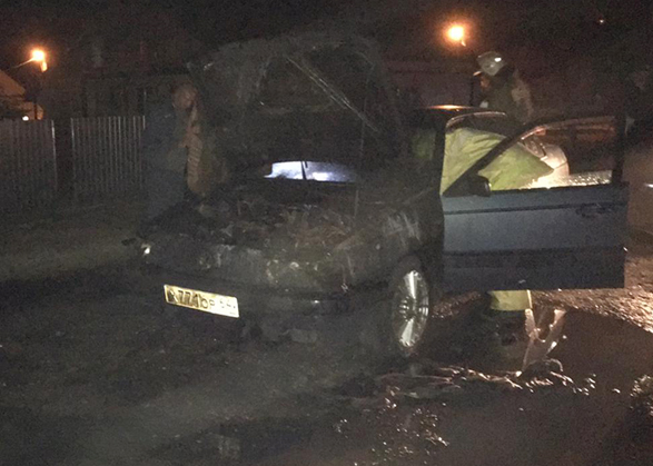 Во время движения огонь охватил немецкий автомобиль