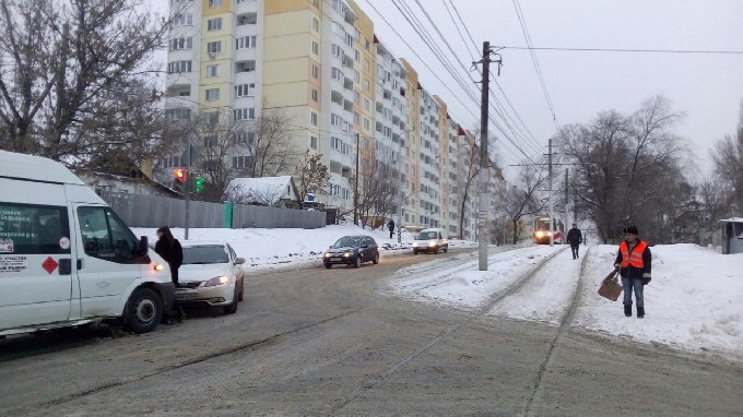 В Саратове из-за ДТП с маршруткой остановились трамваи 