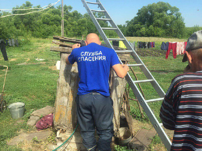 Спасатели достали из колодца котенка