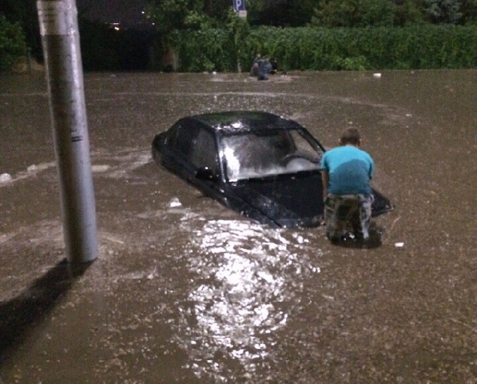 В Саратове под воду после ливня ушла улица Танкистов 