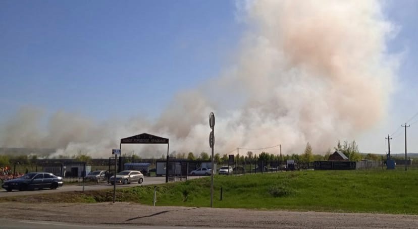 Рядом с кладбищем в Саратове тушили крупный пожар