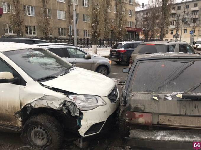 На Чернышевского в массовой аварии разбилась автоледи 