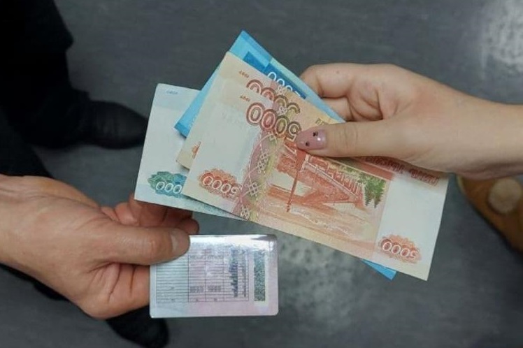 Женщина за 30 тысяч хотела купить права и пожаловалась в полицию